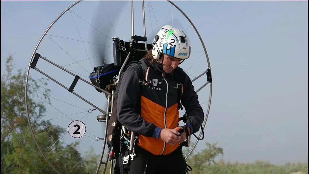 Piloto de paramotor con equipo de competición en CAT Paramotor Bornos