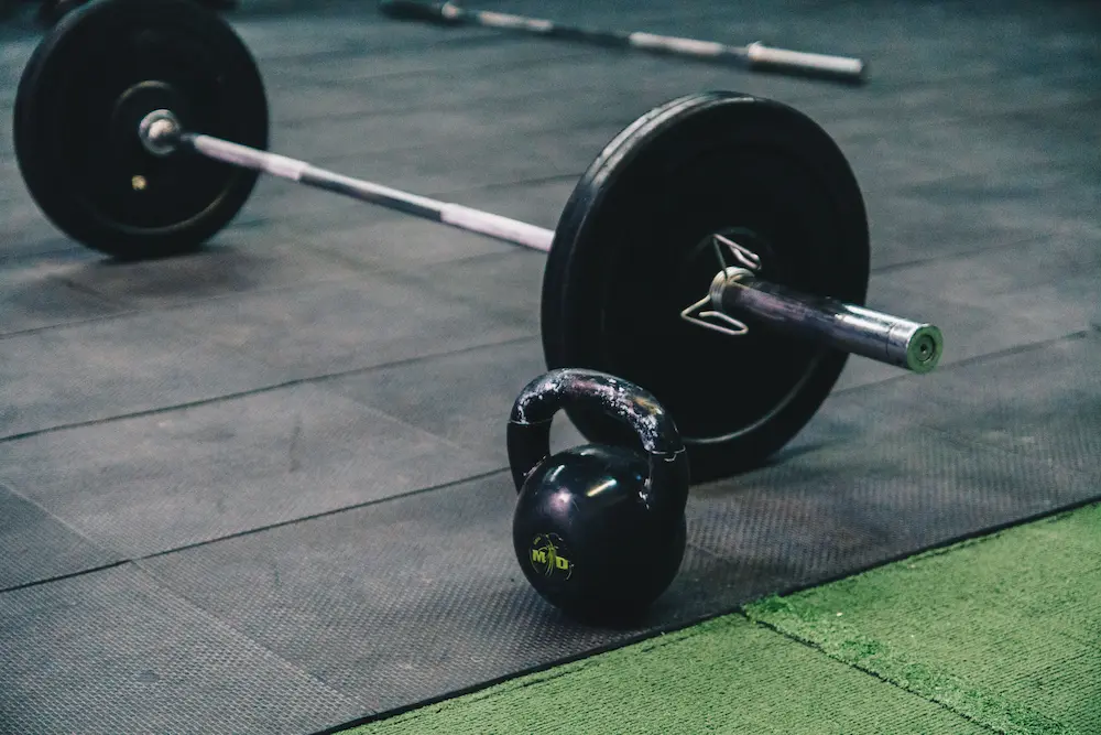 Interior de un gimnasio con máquinas de entrenamiento